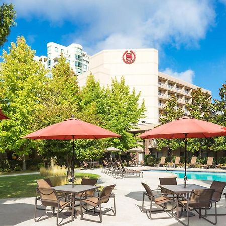 Sheraton Vancouver Airport Hotel Ричмънд Екстериор снимка