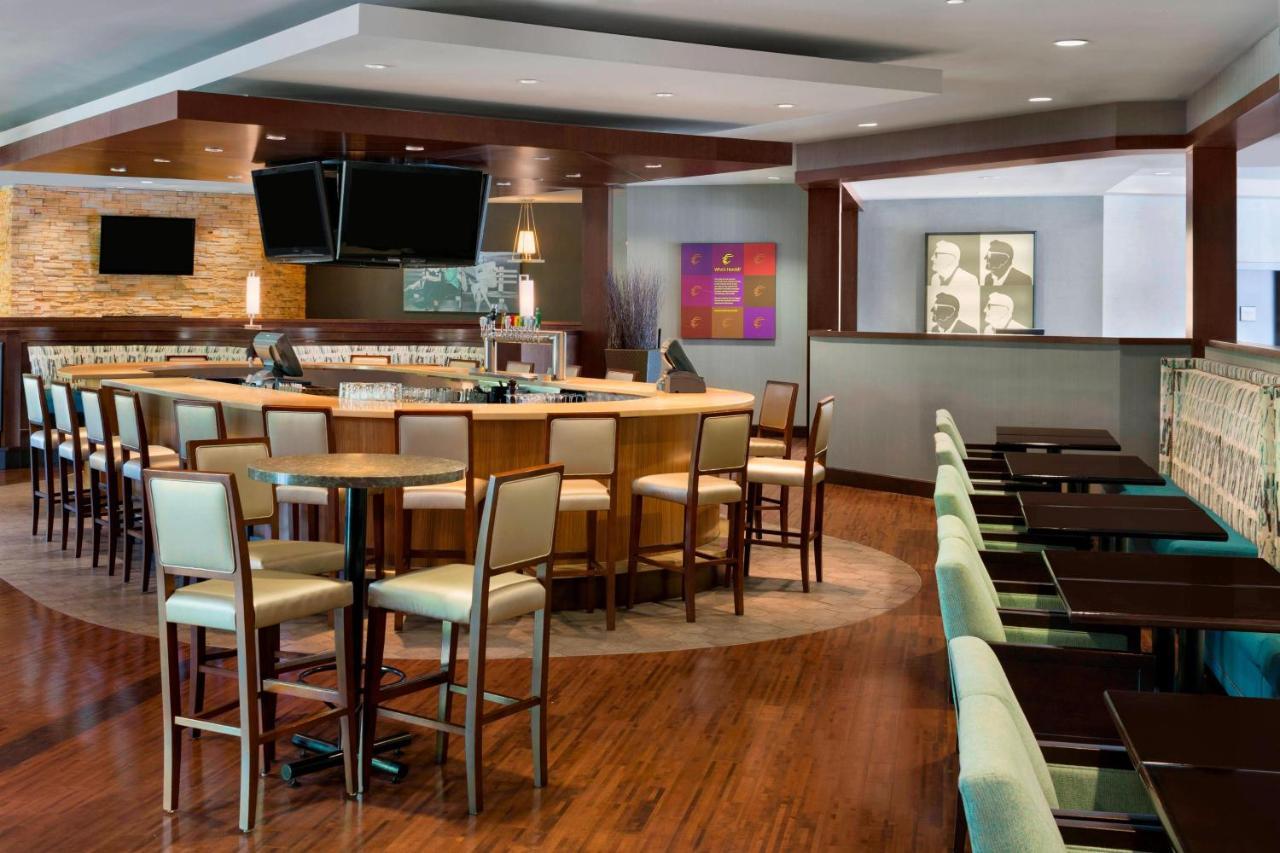 Sheraton Vancouver Airport Hotel Ричмънд Екстериор снимка