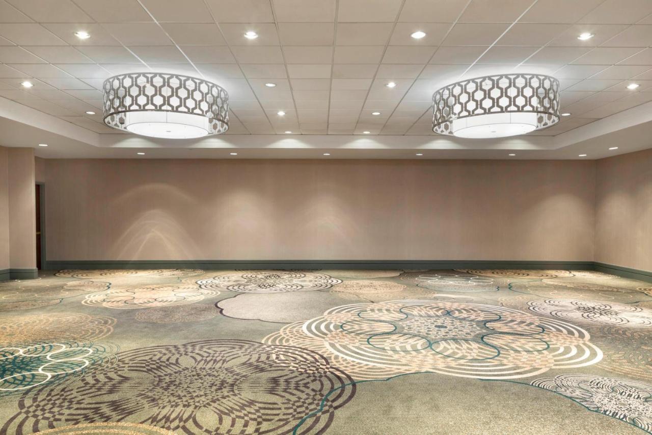 Sheraton Vancouver Airport Hotel Ричмънд Екстериор снимка