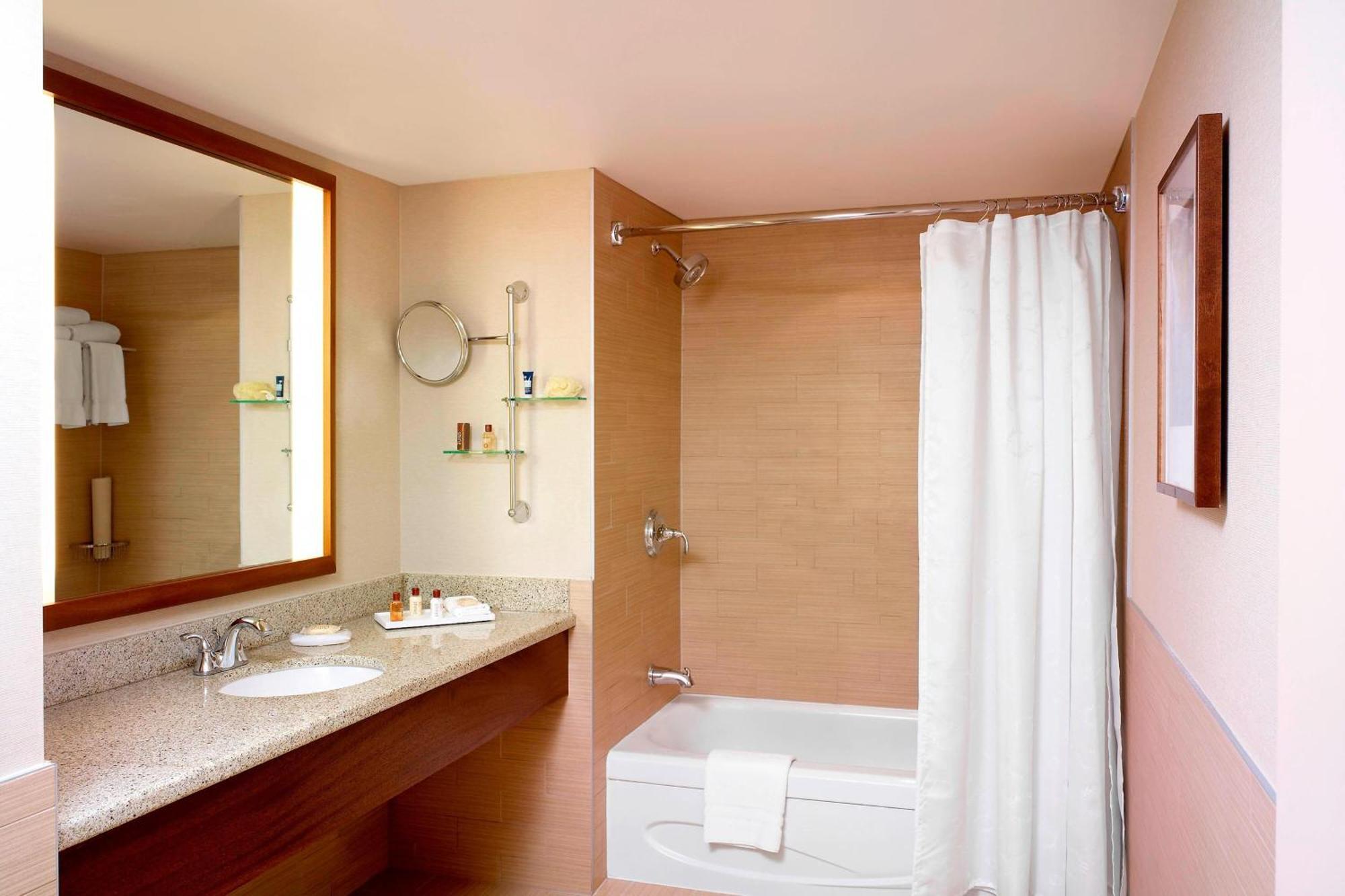 Sheraton Vancouver Airport Hotel Ричмънд Екстериор снимка