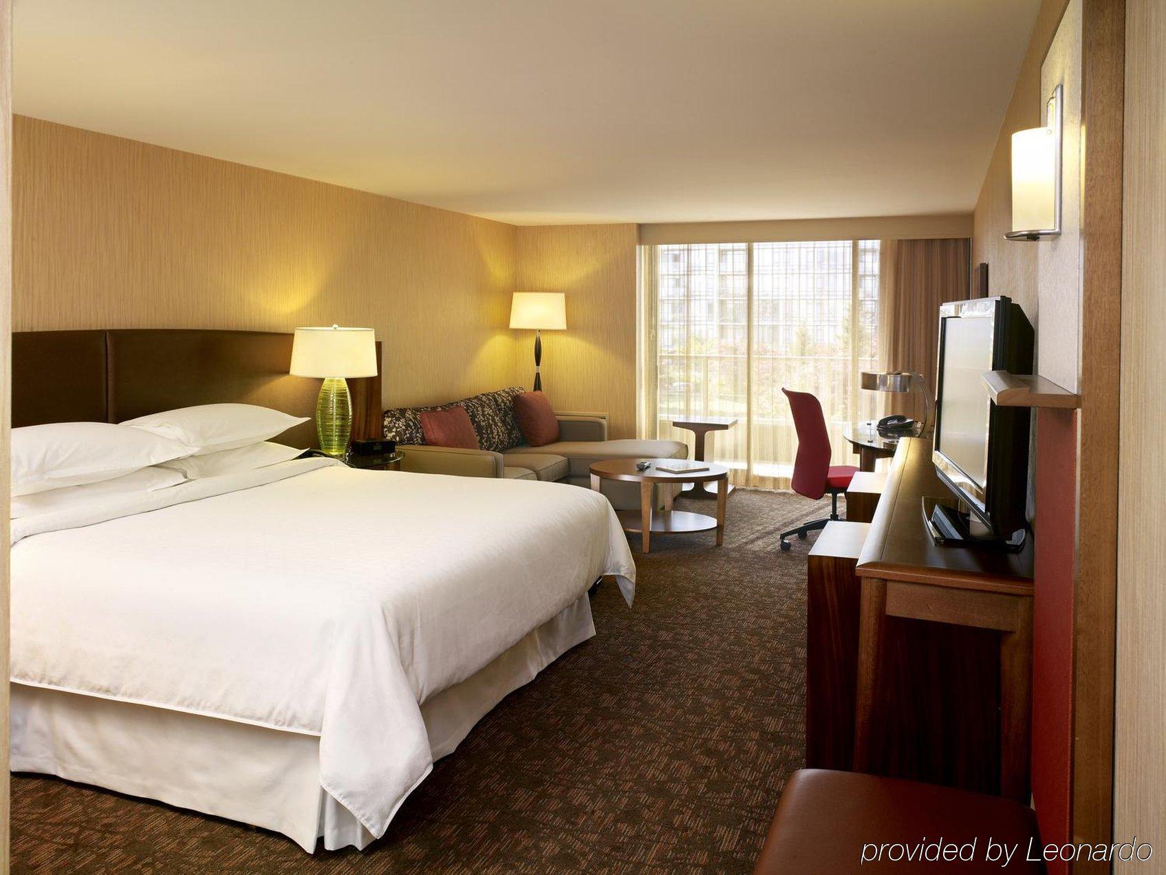 Sheraton Vancouver Airport Hotel Ричмънд Стая снимка